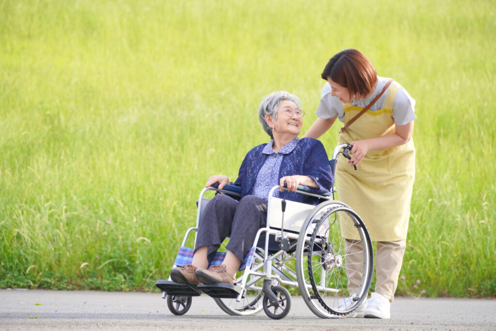 車いすを押す介護福祉士