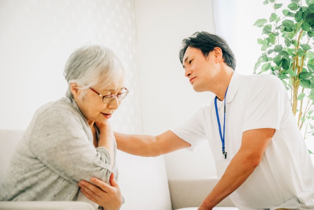 利用者さんの相談に乗る男性職員