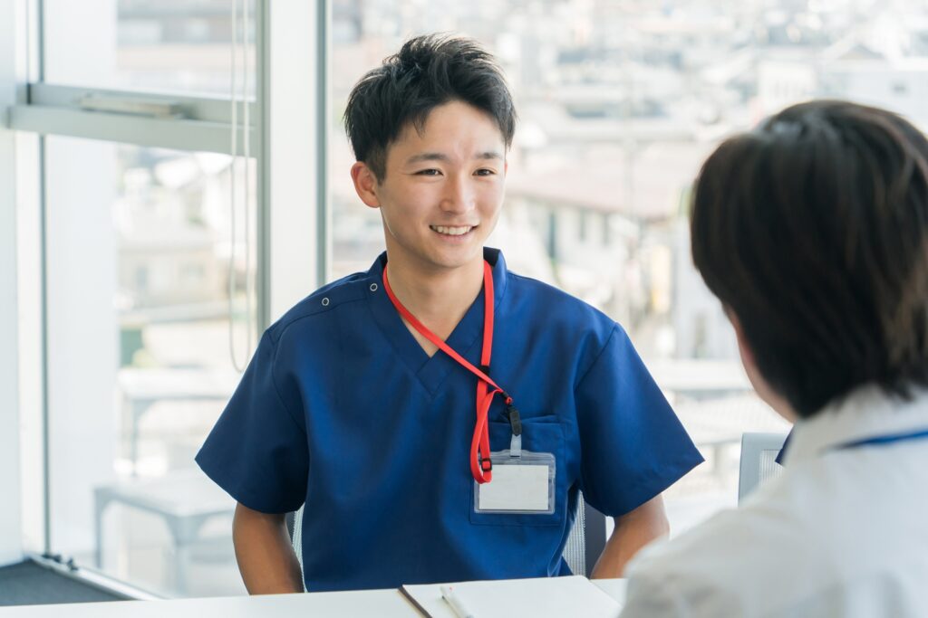 面接する男性